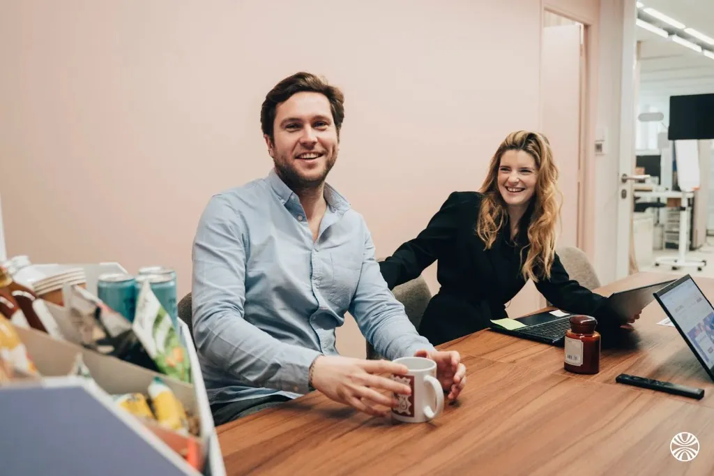Collaborateurs partageant un moment convivial au bureau