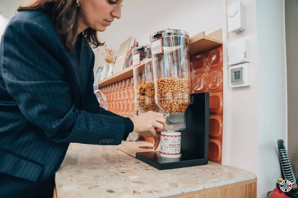 Collaboratrice utilisant un distributeur de snacks Juste à temps